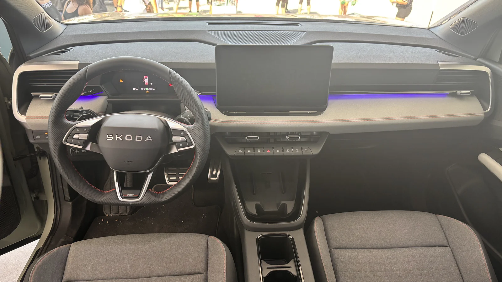 Cockpit des Škoda Epiq Edition Eins: Stoff auf dem Armaturenträger, 13-Zoll-Display, Lichtband, Stoffsitze mit orangen Nähten