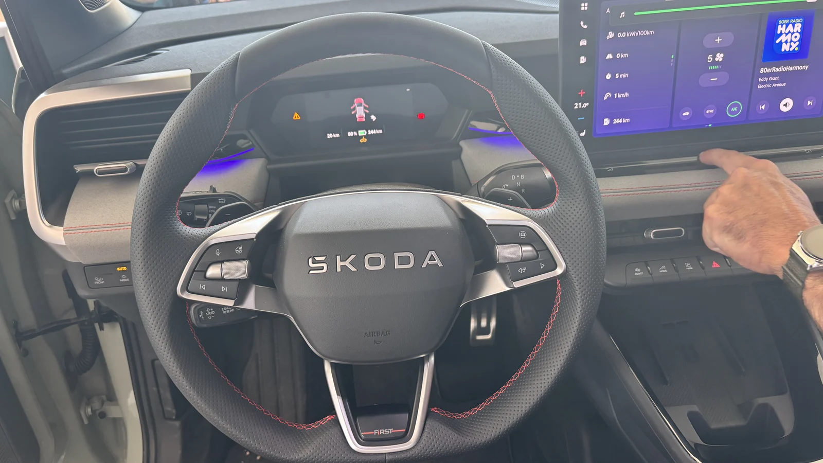 13-Zoll-Display im Škoda Epiq im Betrieb, darunter die festen Tasten, links das kleine digitale Kombiinstrument