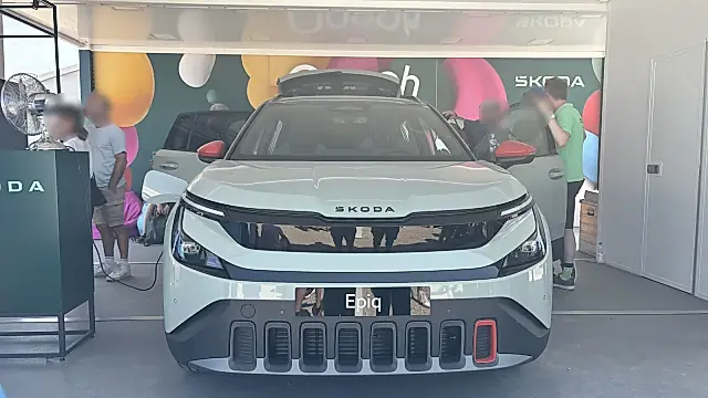 Škoda Epiq Sportline kommt: hier ein heller Epiq der First Edition mit roten Akzenten auf der Roadshow