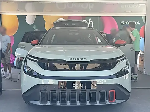 Škoda Epiq Sportline kommt: hier ein heller Epiq der First Edition mit roten Akzenten auf der Roadshow