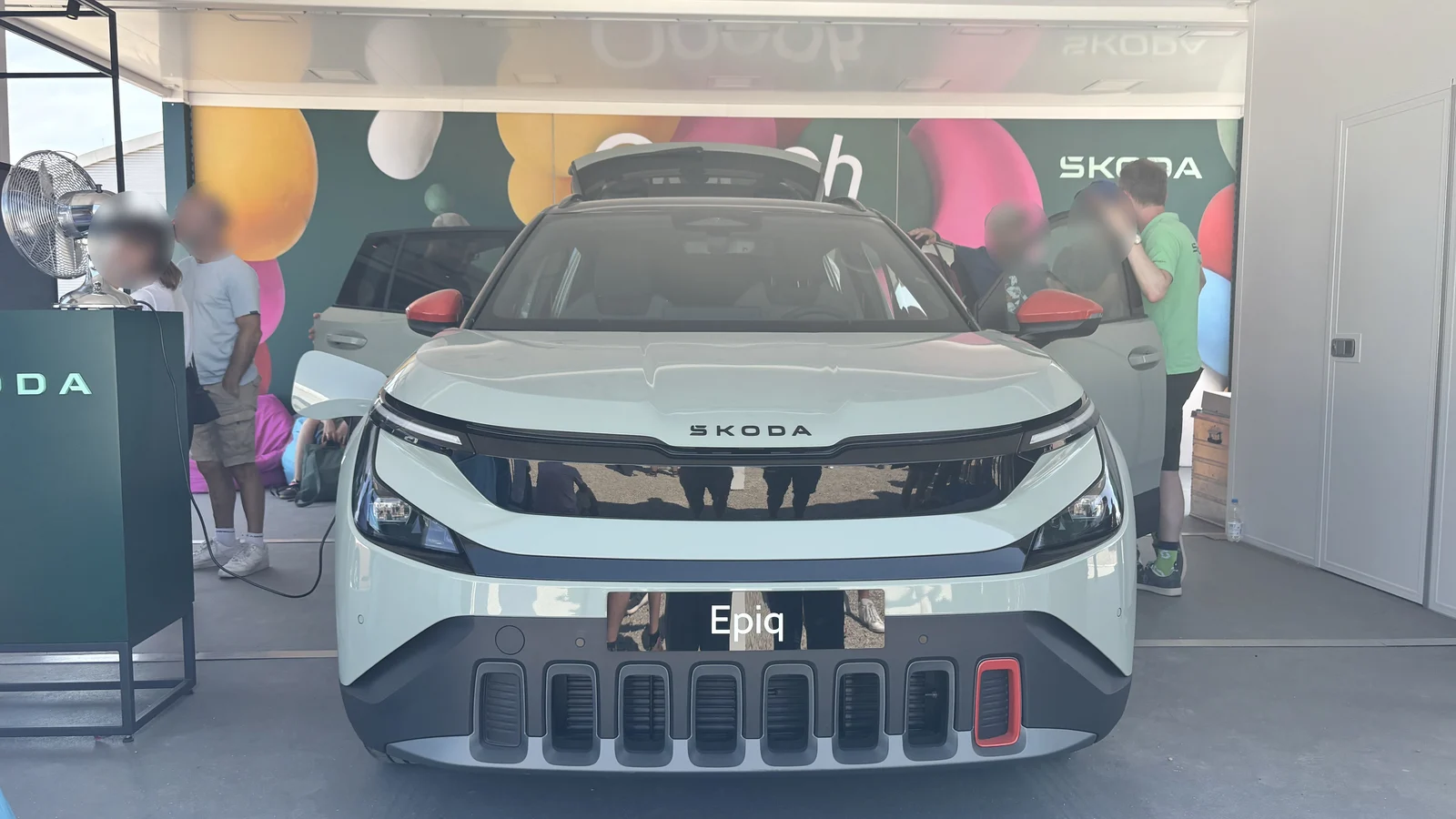 Škoda Epiq Edition Eins von vorn im Roadshow-Zelt: dunkle Frontblende, sieben Lufteinlässe, orange Spiegelkappen