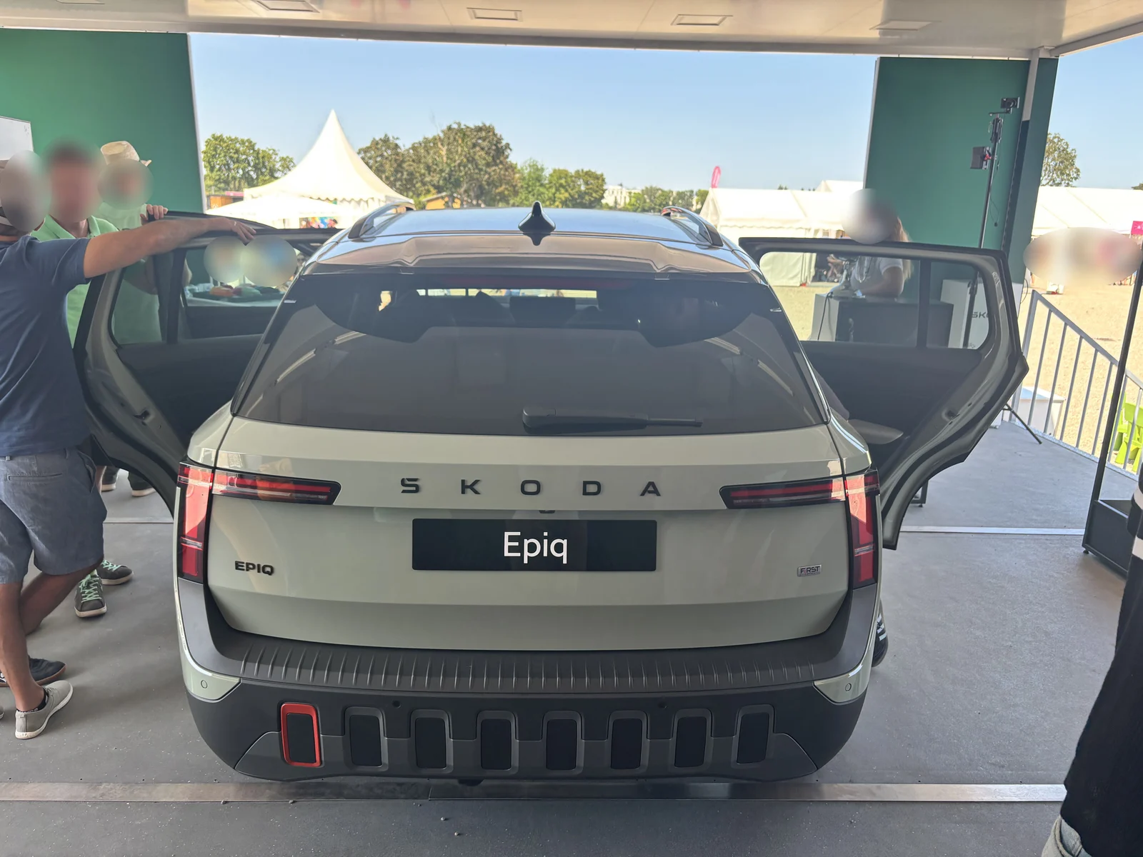Heck der Škoda Epiq First Edition: schwarze Schriftzüge, Plakette FIRST, acht Elemente in der Schürze, das äußere orange eingefasst