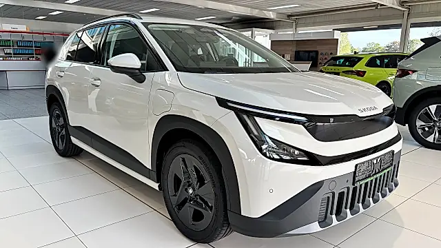 Škoda Epiq Test mit der Edition Eins: weißes Auto schräg von vorn im Ausstellungsraum in Wiesloch