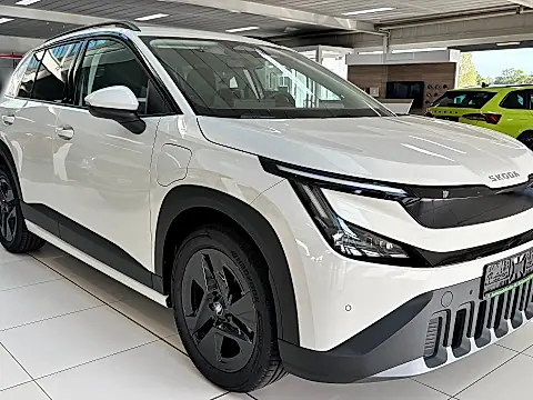 Škoda Epiq Test mit der Edition Eins: weißes Auto schräg von vorn im Ausstellungsraum in Wiesloch