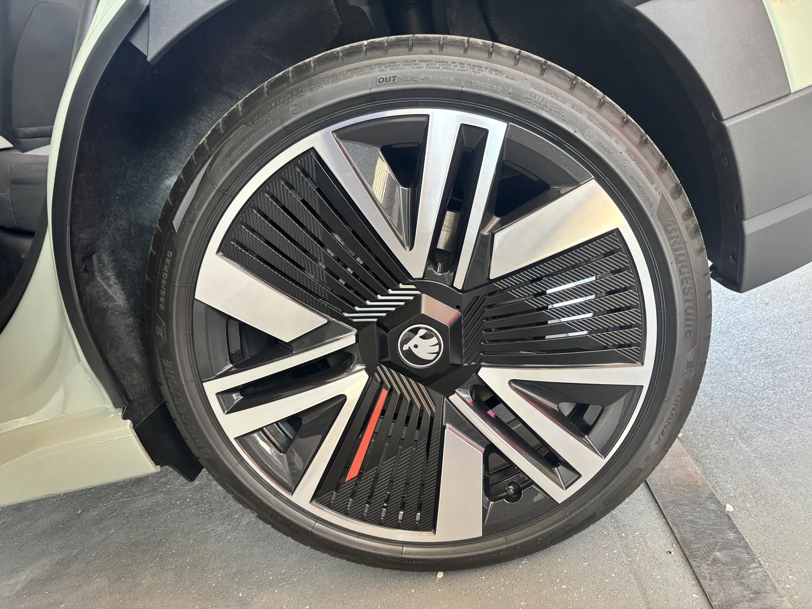20-Zoll-Rad Macaw Aero der Škoda Epiq First Edition mit glanzgedrehten Speichen und rotem Streifen