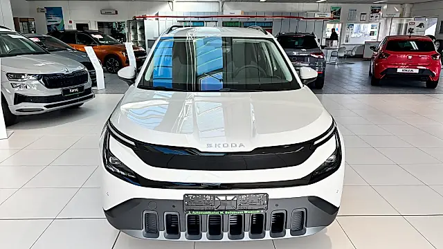 Skoda Epiq vs Elroq: die weiße Epiq Edition Eins frontal im Ausstellungsraum