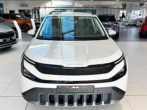 Skoda Epiq vs Elroq: die weiße Epiq Edition Eins frontal im Ausstellungsraum