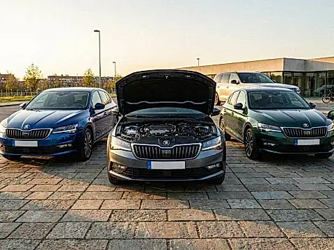 Skoda Octavia Motorraum mit 2.0 TSI Motor -- Motoren-Vergleich Modelljahr 2026 mit PHEV-Ausblick 2027