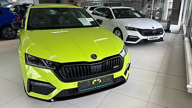 Škoda Octavia RS gebraucht: zwei Combi in Grün und Weiß im Showroom in Wiesloch