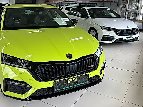 Škoda Octavia RS gebraucht: zwei Combi in Grün und Weiß im Showroom in Wiesloch