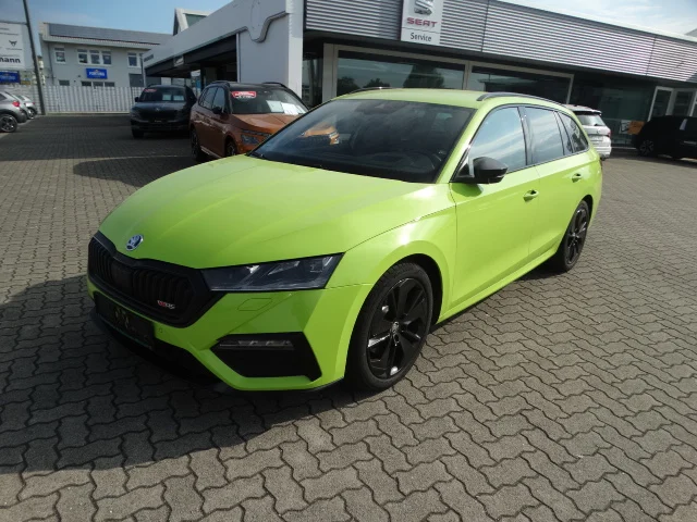 Škoda Octavia RS Combi der vierten Generation in Grün als Gebrauchtwagen