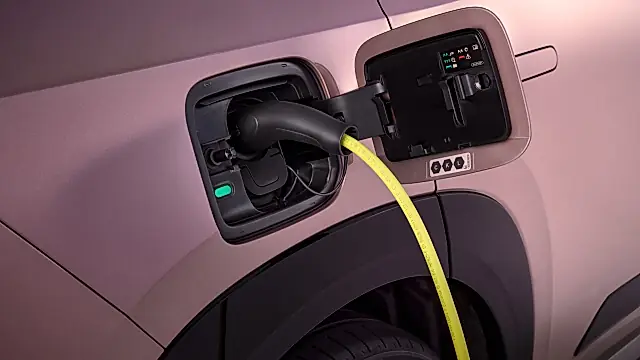 Skoda Peaq bidirektionales Laden: Ladeanschluss des Škoda Peaq mit eingestecktem Ladekabel
