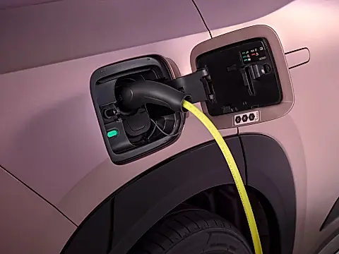 Skoda Peaq bidirektionales Laden: Ladeanschluss des Škoda Peaq mit eingestecktem Ladekabel