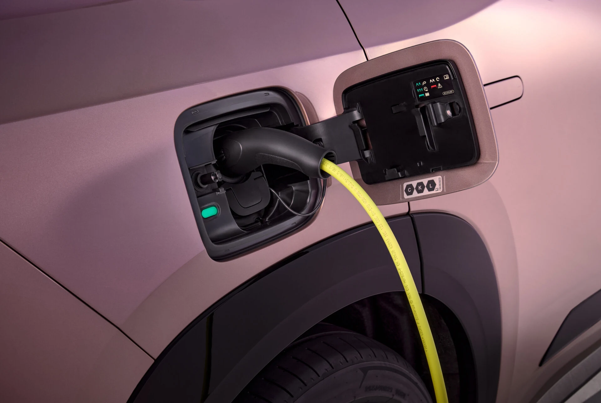 Skoda Peaq bidirektionales Laden: Ladeanschluss des Škoda Peaq mit eingestecktem Ladekabel