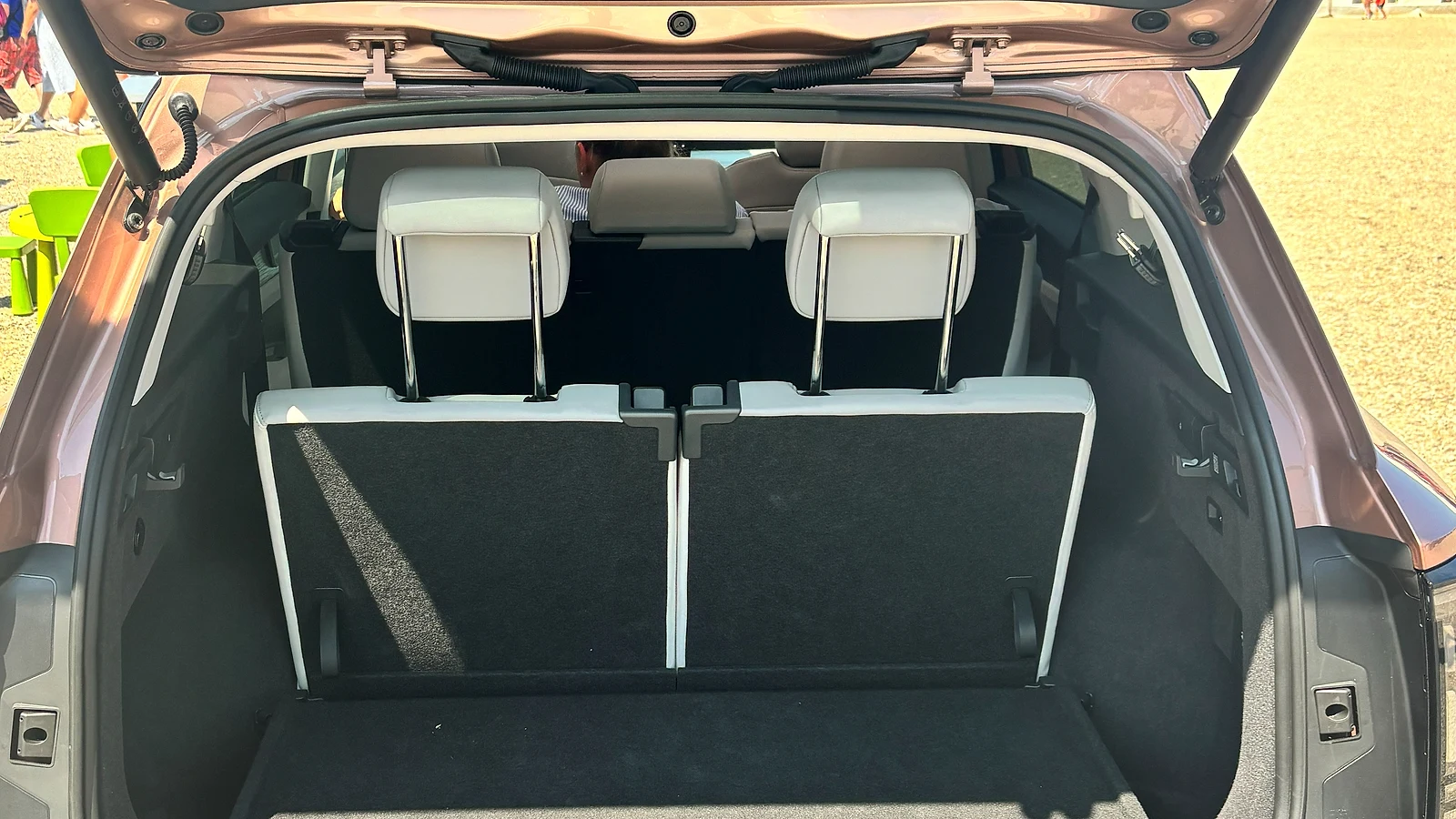 Škoda Peaq Kofferraum mit umgeklappter dritter Sitzreihe auf der Roadshow in Mannheim