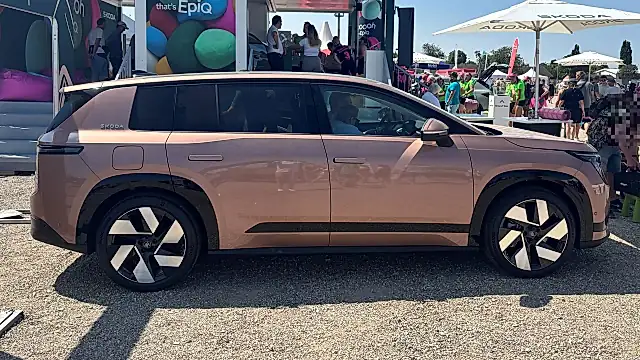 Škoda Peaq Panoramadach: der Peaq in Bronze von der Seite auf der Roadshow in Mannheim