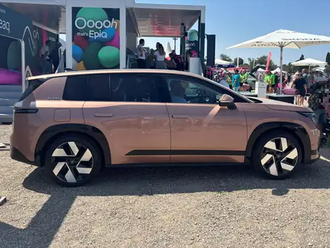 Škoda Peaq Panoramadach: der Peaq in Bronze von der Seite auf der Roadshow in Mannheim