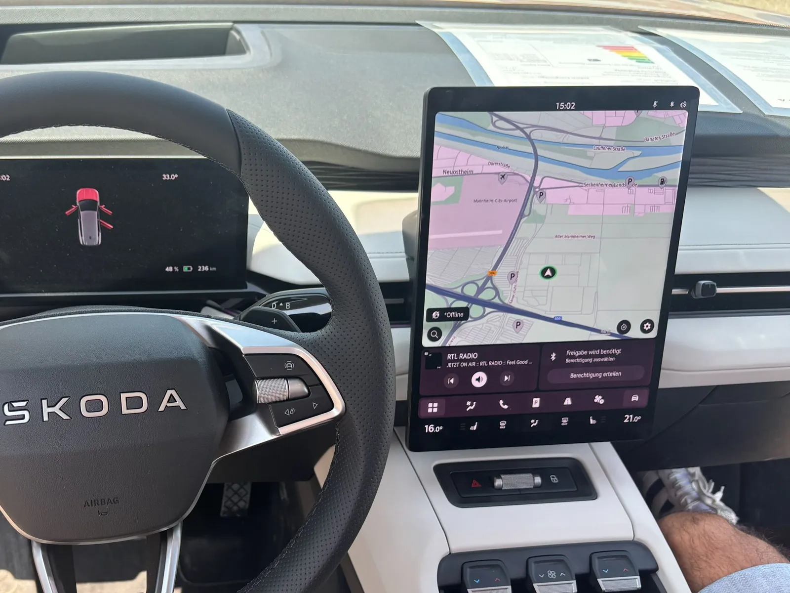 Skoda Peaq drehbares Display: der 13,6 Zoll große Bildschirm steht fest im Hochformat
