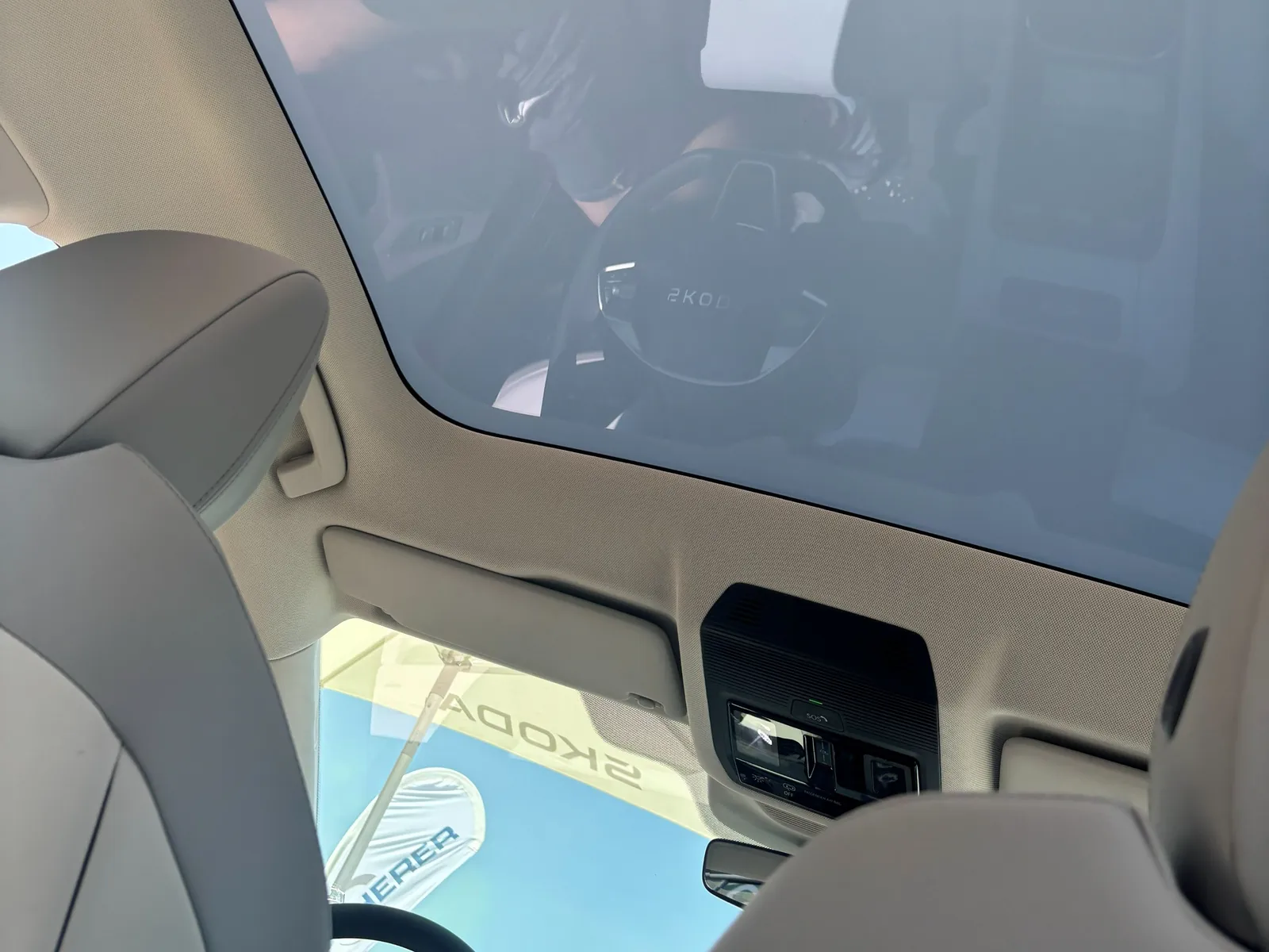 Skoda Peaq Panoramadach von innen: durchgehende Glasfläche ohne Stoffrollo über den Vordersitzen