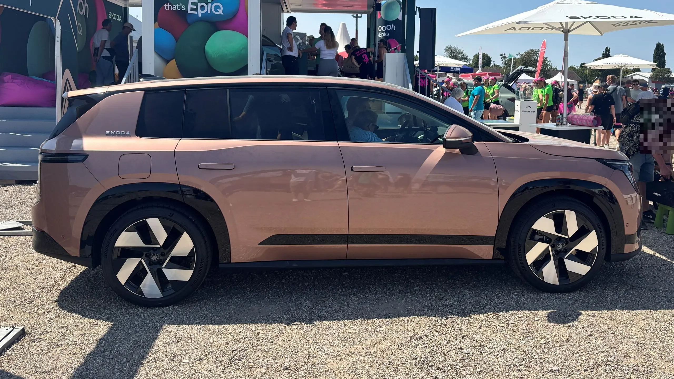 Škoda Peaq Panoramadach: der Peaq in Bronze von der Seite auf der Roadshow in Mannheim
