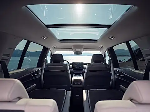 Škoda Peaq Sonnenschutz 2026: die dunkel getönten hinteren Scheiben des Elektro-SUV