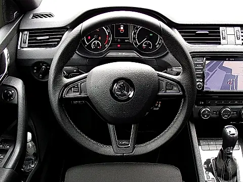 Škoda Rückruf Airbag: Lenkrad eines Škoda Octavia mit Airbag-Schriftzug unter dem Markenzeichen