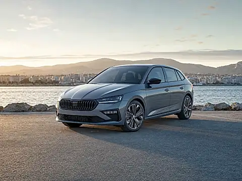 ŠKODA Scala 2026 in der Seitenansicht: kompakter Fünftürer der Kompaktklasse auf einer Straße