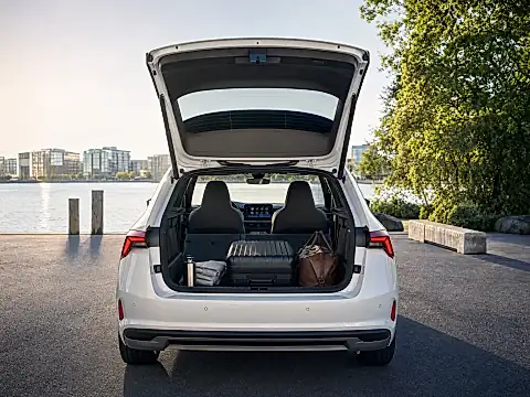 ŠKODA Scala mit geöffneter Heckklappe: Koffer und Reisetasche im 467 Liter großen Kofferraum