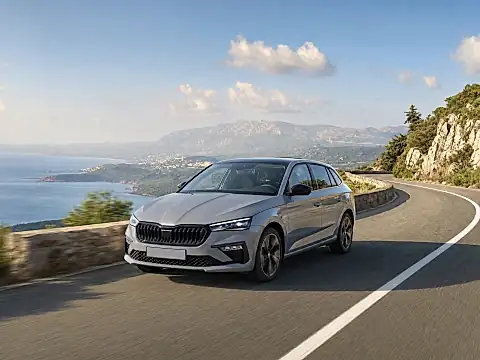 ŠKODA Scala Motoren: Blick auf den TSI-Benziner im geöffneten Motorraum eines Kompaktwagens