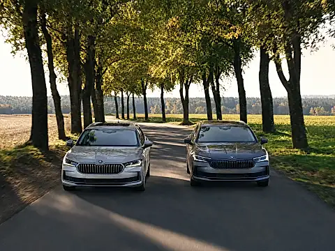 ŠKODA Superb vs. VW Passat 2026: zwei Kombis der oberen Mittelklasse im Vergleich