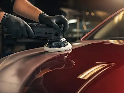 Lohnt sich eine Aufbereitung vor der Leasingrückgabe: Politur auf einer Motorhaube in der Werkstatt